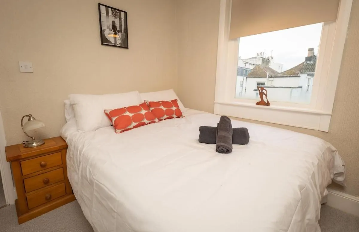 Апартаменты Location Location Location! Seaside Flat Sleeps 9 Брайтонн 0*,