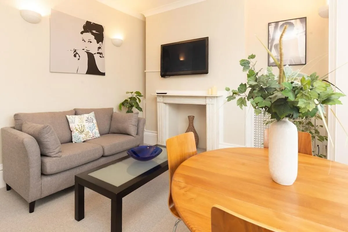 Апартаменты Location Location Location! Seaside Flat Sleeps 9 Брайтонн