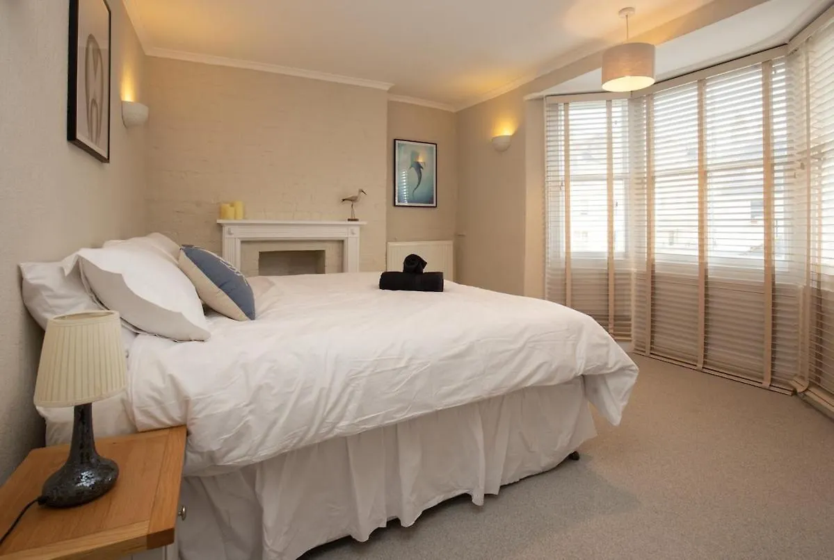 Апартаменты Location Location Location! Seaside Flat Sleeps 9 Брайтонн