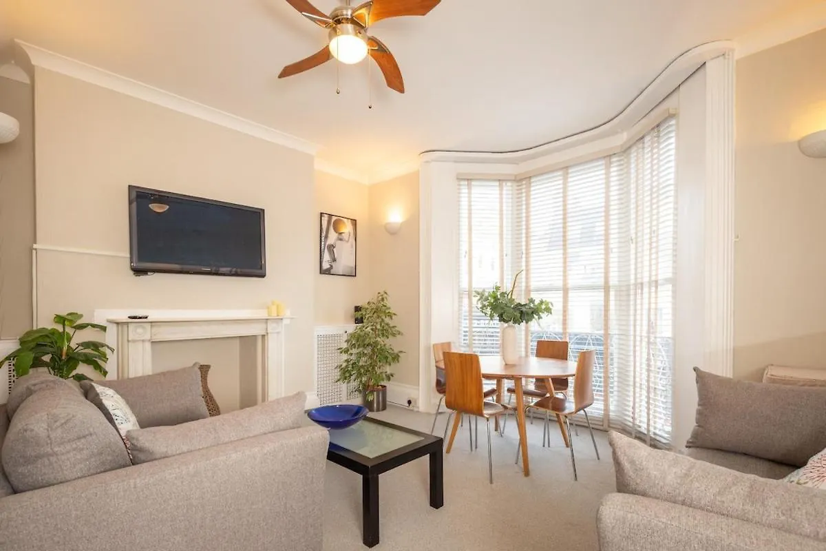 Апартаменты Location Location Location! Seaside Flat Sleeps 9 Брайтонн